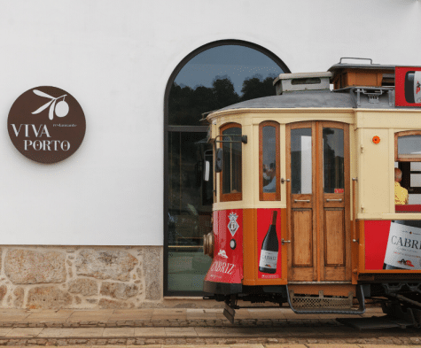 Elétrico em frente ao Restaurante Viva Porto