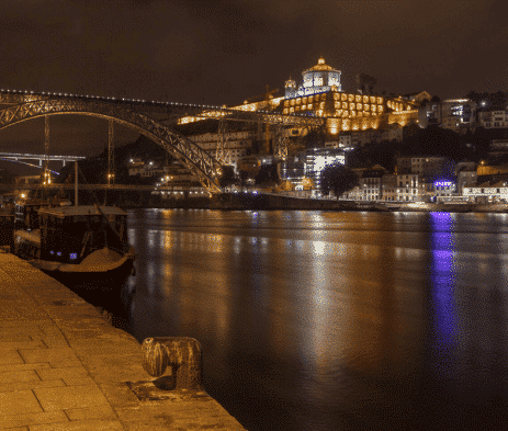 Vista sobre o Rio Douro à noite